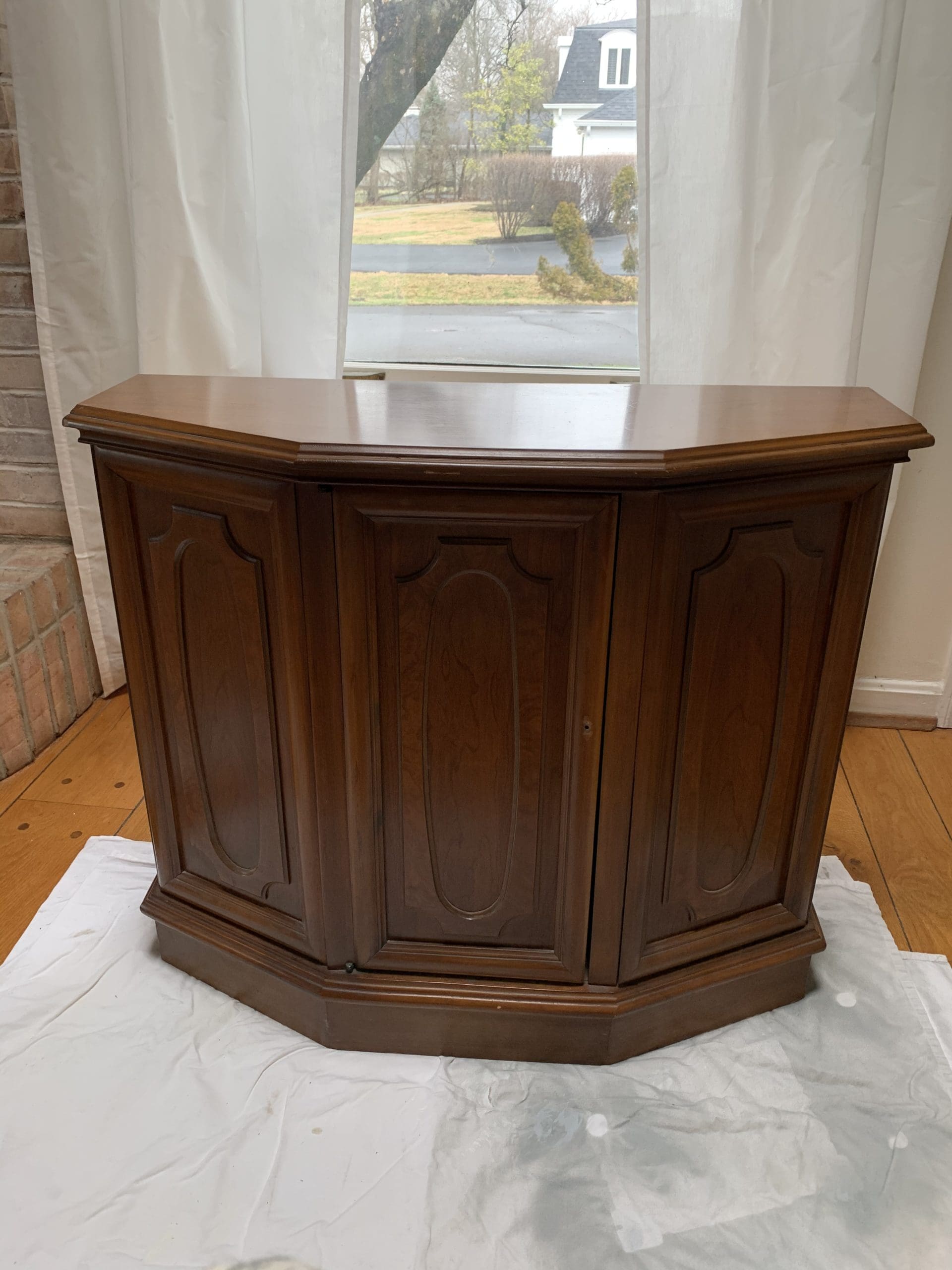 Green Painted Cabinet from a Thrift Store- thrift store finds- painting furniture- how to paint furniture using chalk paint- green painted furniture- green decor